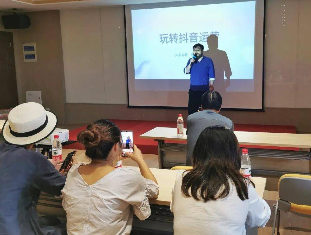 
多图＋视频→当“网红大V”遇见水东古镇……_MK电竞(图11)